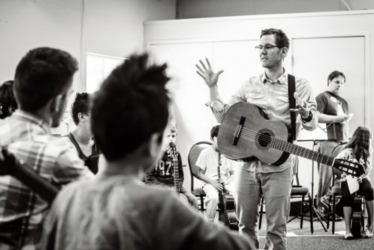 Gabe Becker teaching guitar to students